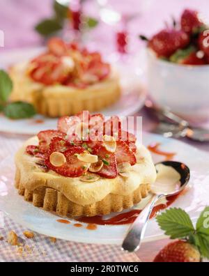 Kuchen mit Mandeln garniert mit Erdbeer-carpaccio Stockfoto