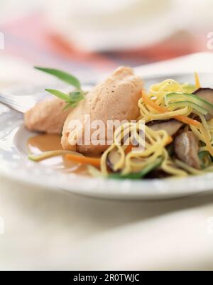 Pike Quenelles mit sautierten Nudeln und Gemüse Stockfoto