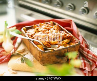 Penne-Nudeln und Tomaten Backen Stockfoto