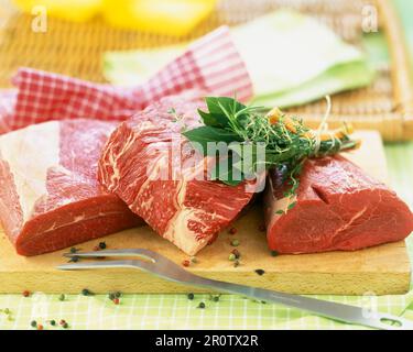 Schneiden von rohem Rindfleisch Stockfoto