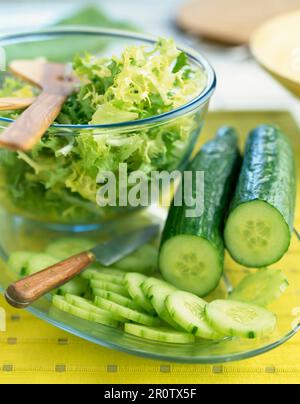 Gurke und knuspriger Salat Stockfoto