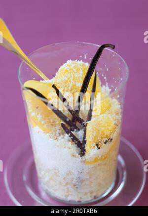 Vanille-Reis-Pudding mit Mango und Kokosnuss Stockfoto