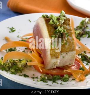 Gegrillter Thunfisch mit Gemüse Stockfoto