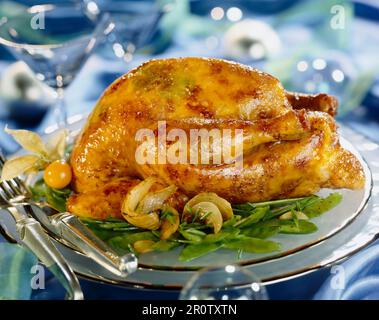 Gebratenem Kapaun mit Trüffeln garniert und serviert mit würzigen Zuckererbsen Stockfoto