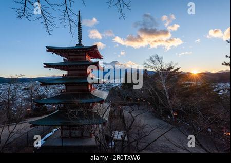 Shimoyoshida, Japan - 27. Dezember 2019. Außenaufnahme der berühmten Chureito-Pagode mit dem fuji als Hintergrund. Stockfoto