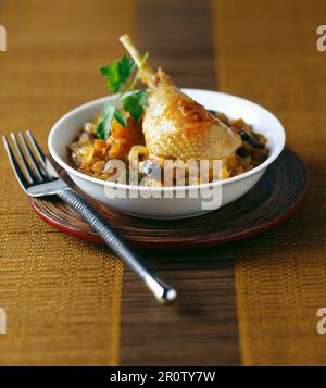 Hühnerschenkel und Ratatouille Stockfoto