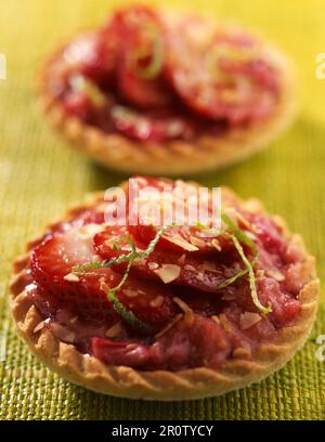 einzelnen Erdbeer-Rhabarber-Kuchen Stockfoto