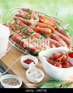 Auswahl an rohen Spießen und Mini-Würstchen Stockfoto