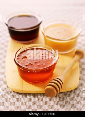 verschiedene Mini-Gläser Honig Stockfoto