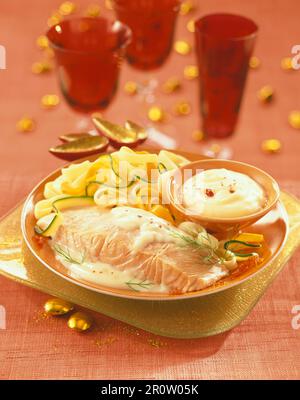 Lachssteak in weißer Buttersoße Stockfoto