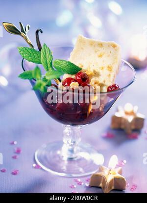 gekühlte Nougatine Parfait mit Sauerkirschen mit Vanille-Geschmack Stockfoto