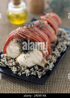 Gebratene Seeteufel mit Speck Stockfoto