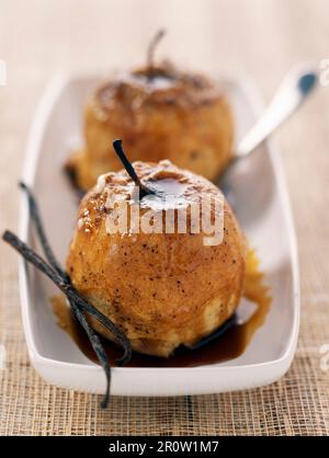 Gebackene Äpfel mit Vanille und Zimt Milch Stockfoto