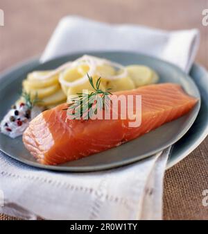 Dickes Stück geräucherter Lachs mit Kartoffeln Stockfoto