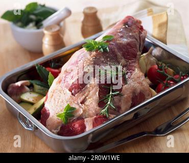 Lammkeule fertig zum Kochen Stockfoto