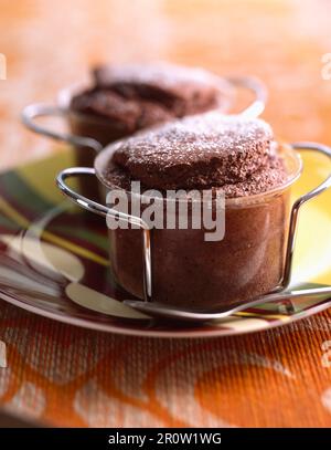 Bitterschokolade-Soufflée mit Puderzucker Stockfoto