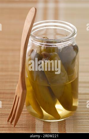 Glas mit eingelegter grüner Paprika Stockfoto