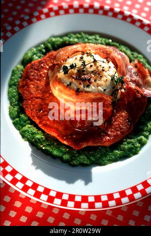 Gegrillte Crottins (kleiner runder Ziegenkäse) mit roter und grüner Maus mit Pfeffer Stockfoto