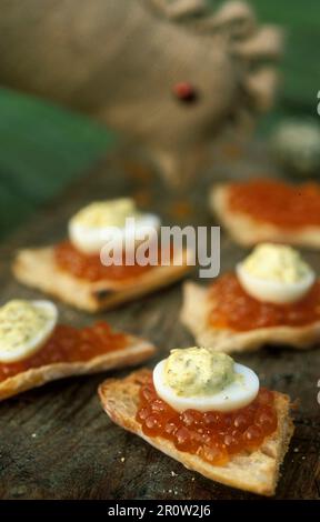 Crostini garniert mit Lachskaviar, Wachteleiern und Kräutermayonnaise Stockfoto