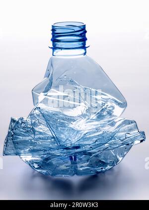 Zerkleinert und Leere Plastikflasche Wasser Stockfoto