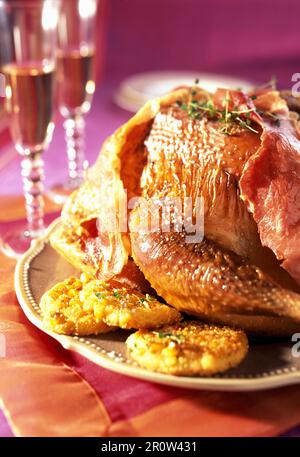 truthahnbraten mit Bayonne-Schinken und Maisgaletten Stockfoto