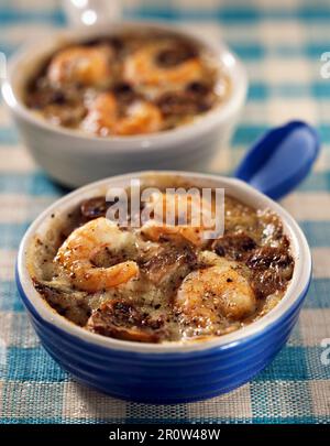 Kleine Auflaufgerichte mit Meeresfrüchten und Pilzen Stockfoto