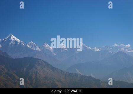 Wunderschöne Landschaft im Himalaya mit Aussicht im Morgennebel. Schneebedeckte Gipfel und grüne Himalaya-Berge. Die Natur des Himalaya. Indische Landschaft. Stockfoto