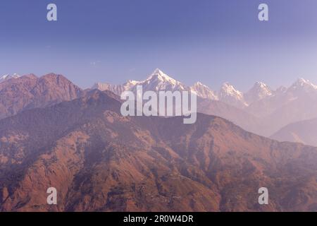 Wunderschöne Landschaft im Himalaya mit Aussicht im Morgennebel. Schneebedeckte Gipfel und grüne Himalaya-Berge. Die Natur des Himalaya. Indische Landschaft. Stockfoto