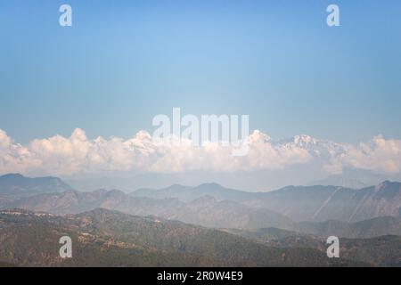 Wunderschöne Landschaft im Himalaya mit Aussicht im Morgennebel. Schneebedeckte Gipfel und grüne Himalaya-Berge. Die Natur des Himalaya. Indische Landschaft. Stockfoto