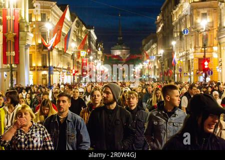 Sankt Petersburg, Russland. 09. Mai 2023. Die Bürger spazieren entlang des Nevsky Prospekt während der City-weiten Siegesfeier. Russland feierte den 78. Jahrestag des vollständigen und letzten Sieges im Großen Patriotischen Krieg über Nazideutschland. Der Siegesfeiertag wurde am 9. Mai in vielen Städten des Landes gefeiert, zu den wichtigsten gehörten Sankt Petersburg und Moskau. Tausende von Menschen in Sankt Petersburg gingen auf die Straßen der Stadt, um die Opfer des Zweiten Weltkriegs zu ehren (Foto: Artem Priakhin/SOPA Images/Sipa USA) Guthaben: SIPA USA/Alamy Live News Stockfoto