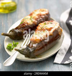 Gefüllte Auberginen mit Mozzarella Stockfoto