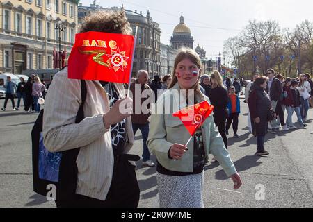 Sankt Petersburg, Russland. 09. Mai 2023. Bürger auf den Straßen der Stadt während der stadtweiten Feier des Siegesfeiertages. Russland feierte den 78. Jahrestag des vollständigen und letzten Sieges im Großen Patriotischen Krieg über Nazideutschland. Der Siegesfeiertag wurde am 9. Mai in vielen Städten des Landes gefeiert, zu den wichtigsten gehörten Sankt Petersburg und Moskau. Tausende von Menschen in Sankt Petersburg gingen auf die Straßen der Stadt, um die Opfer des Zweiten Weltkriegs zu ehren (Foto: Artem Priakhin/SOPA Images/Sipa USA) Guthaben: SIPA USA/Alamy Live News Stockfoto