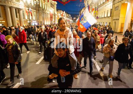 Sankt Petersburg, Russland. 09. Mai 2023. Die Bürger spazieren entlang des Nevsky Prospekt während der City-weiten Siegesfeier. Russland feierte den 78. Jahrestag des vollständigen und letzten Sieges im Großen Patriotischen Krieg über Nazideutschland. Der Siegesfeiertag wurde am 9. Mai in vielen Städten des Landes gefeiert, zu den wichtigsten gehörten Sankt Petersburg und Moskau. Tausende von Menschen in Sankt Petersburg gingen auf die Straßen der Stadt, um die Opfer des Zweiten Weltkriegs zu ehren (Foto: Artem Priakhin/SOPA Images/Sipa USA) Guthaben: SIPA USA/Alamy Live News Stockfoto