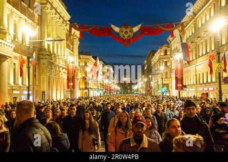 Sankt Petersburg, Russland. 09. Mai 2023. Die Bürger spazieren entlang des Nevsky Prospekt während der City-weiten Siegesfeier. Russland feierte den 78. Jahrestag des vollständigen und letzten Sieges im Großen Patriotischen Krieg über Nazideutschland. Der Siegesfeiertag wurde am 9. Mai in vielen Städten des Landes gefeiert, zu den wichtigsten gehörten Sankt Petersburg und Moskau. Tausende von Menschen in Sankt Petersburg gingen auf die Straßen der Stadt, um die Opfer des Zweiten Weltkriegs zu ehren (Foto: Artem Priakhin/SOPA Images/Sipa USA) Guthaben: SIPA USA/Alamy Live News Stockfoto