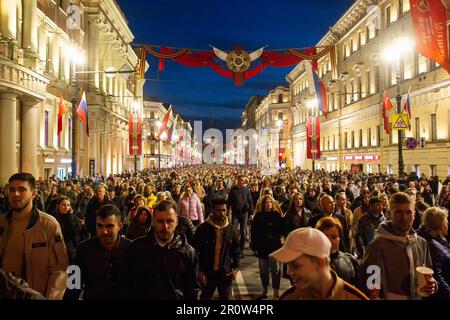 Sankt Petersburg, Russland. 09. Mai 2023. Die Bürger spazieren entlang des Nevsky Prospekt während der City-weiten Siegesfeier. Russland feierte den 78. Jahrestag des vollständigen und letzten Sieges im Großen Patriotischen Krieg über Nazideutschland. Der Siegesfeiertag wurde am 9. Mai in vielen Städten des Landes gefeiert, zu den wichtigsten gehörten Sankt Petersburg und Moskau. Tausende von Menschen in Sankt Petersburg gingen auf die Straßen der Stadt, um die Opfer des Zweiten Weltkriegs zu ehren (Foto: Artem Priakhin/SOPA Images/Sipa USA) Guthaben: SIPA USA/Alamy Live News Stockfoto