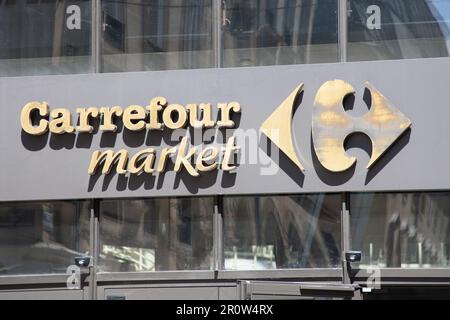 Bordeaux , Aquitaine France - 02 27 2023 : Markenzeichen der Carrefour-Handelskette und Logo-Wandfassade des Supermarkts Stockfoto