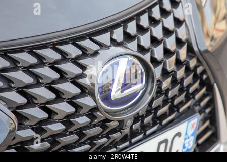 Bordeaux , Aquitaine Frankreich - 05 09 2023 : Lexus l Metall Chrom Logo und Textschild vorne modernes Luxusauto multinationaler japanischer Hersteller Stockfoto