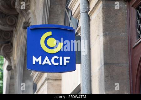 lyon , Aura France - 05 01 2023 : MacIf Logo-Marke und Textschild Fassadenwand Eingangsstelle französische Versicherung auf Gegenseitigkeit und Bankbüro Stockfoto