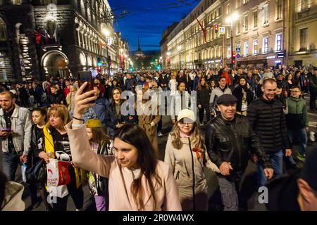 Sankt Petersburg, Russland. 09. Mai 2023. Die Bürger spazieren entlang des Nevsky Prospekt während der City-weiten Siegesfeier. Russland feierte den 78. Jahrestag des vollständigen und letzten Sieges im Großen Patriotischen Krieg über Nazideutschland. Der Siegesfeiertag wurde am 9. Mai in vielen Städten des Landes gefeiert, zu den wichtigsten gehörten Sankt Petersburg und Moskau. Tausende von Menschen in Sankt Petersburg gingen auf die Straßen der Stadt, um die Opfer des Zweiten Weltkriegs zu ehren (Foto: Artem Priakhin/SOPA Images/Sipa USA) Guthaben: SIPA USA/Alamy Live News Stockfoto