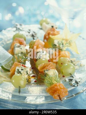 Smoked salmon,grape and Roquefort skewers Stockfoto