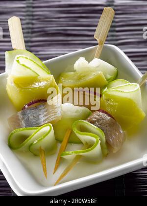 Hering, Äpfel in Öl- und grüner-Apfel-Spieße Stockfoto