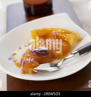 Eine Portion von umgedrehter Aprikosen-Torte Stockfoto