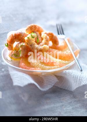Dublin Bay Garnelen mit gelben und rosa Grapefruit Segmente Stockfoto