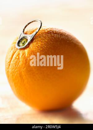 Orange mit Metall Kappe kann Stockfoto