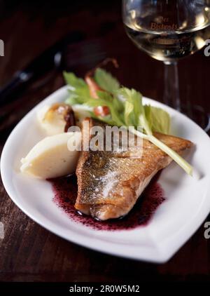 In der Pfanne gebratener Barsch in Rotweinsauce mit Kartoffelpüree Stockfoto