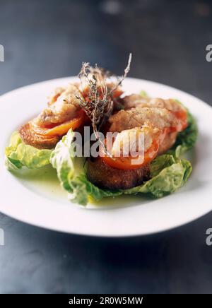 Süßbrot-Croutons mit Confit-Tomaten und Thymian Stockfoto