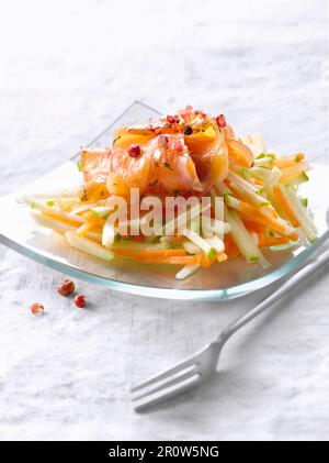 Graved Lachs Lachs mit Apfel-Karotten-Ingwer-Salat Stockfoto