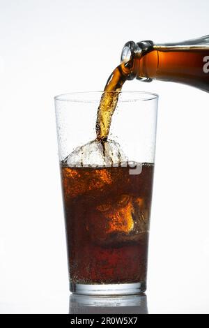 Gießen ein Glas cola Stockfoto