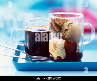 Tasse Kaffee und eine Schüssel mit Eis mit Spekulatius Kekse Stockfoto