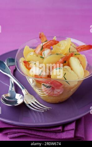 Ratte-Kartoffeln und Garnelen-Salat mit Basilikum-dressing Stockfoto